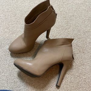 Jessica Simpson booties size 7 taupe